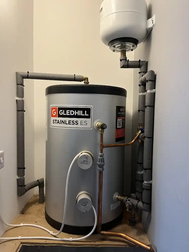 Unvented hot-water cylinder with insulated pipework